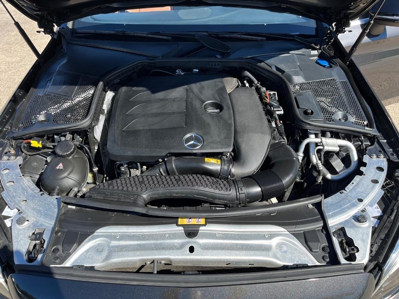 Mercedes-Benz C 300 Vehicle Full-screen Gallery Image 32