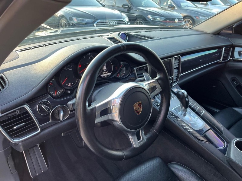 Porsche Panamera Vehicle Full-screen Gallery Image 10