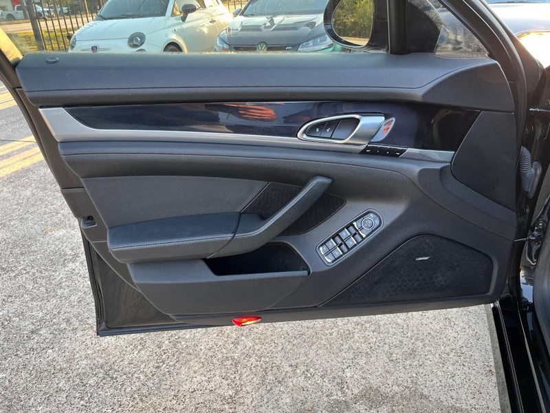Porsche Panamera Vehicle Full-screen Gallery Image 12