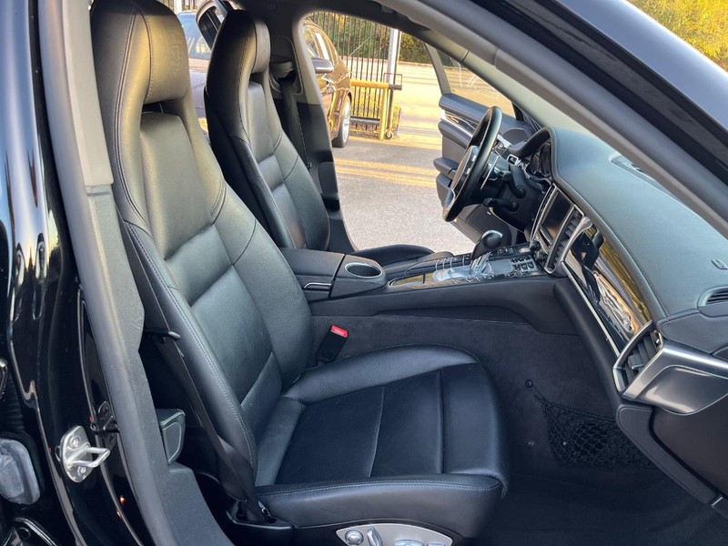 Porsche Panamera Vehicle Full-screen Gallery Image 14