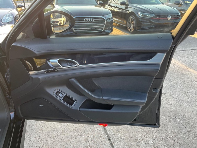 Porsche Panamera Vehicle Full-screen Gallery Image 15