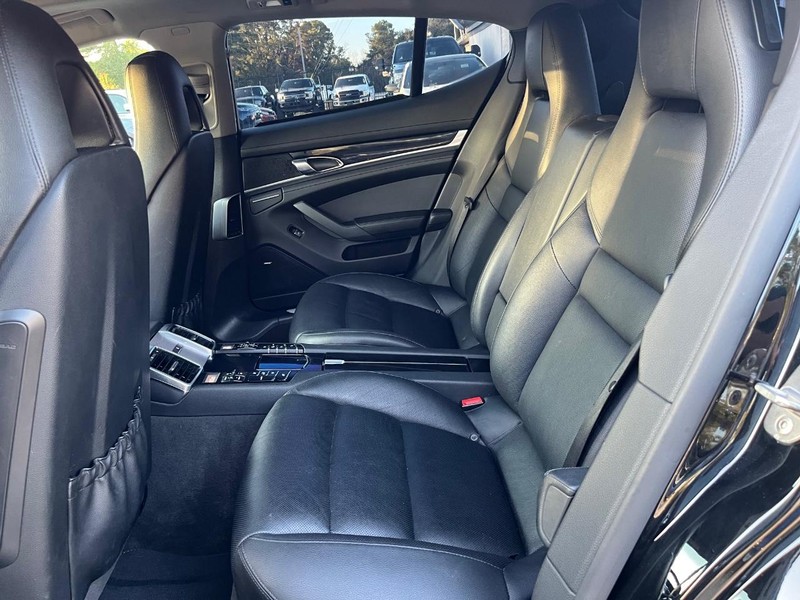 Porsche Panamera Vehicle Full-screen Gallery Image 16