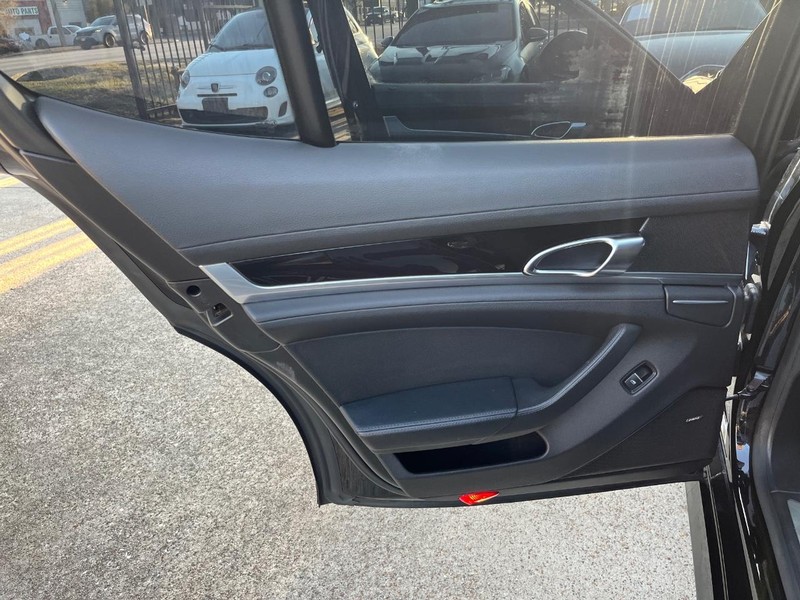 Porsche Panamera Vehicle Full-screen Gallery Image 17