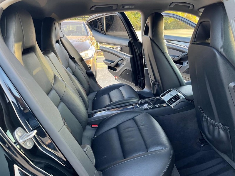Porsche Panamera Vehicle Full-screen Gallery Image 18