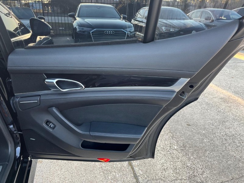 Porsche Panamera Vehicle Full-screen Gallery Image 19