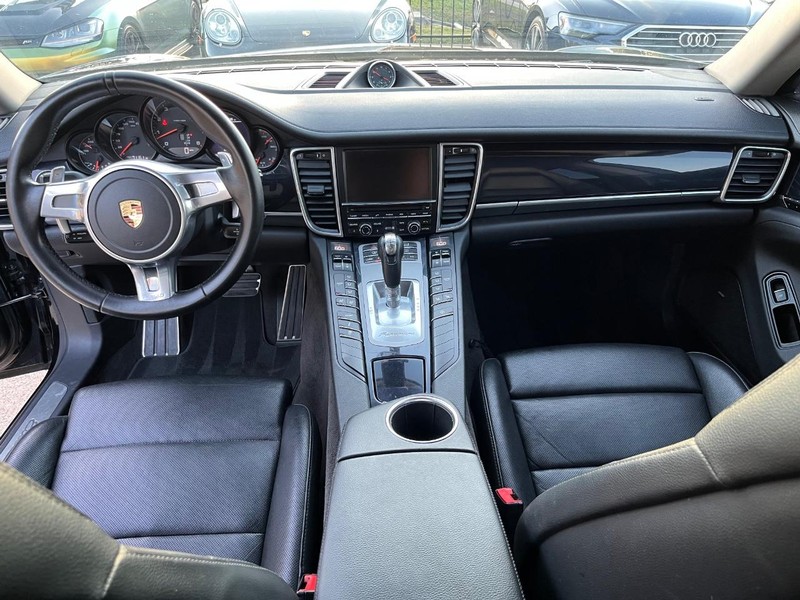 Porsche Panamera Vehicle Full-screen Gallery Image 20