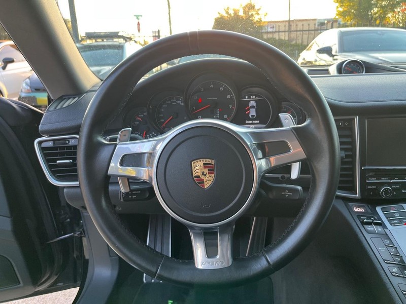 Porsche Panamera Vehicle Full-screen Gallery Image 21