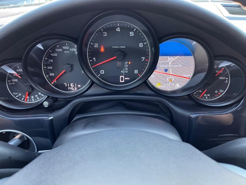 Porsche Panamera Vehicle Full-screen Gallery Image 22