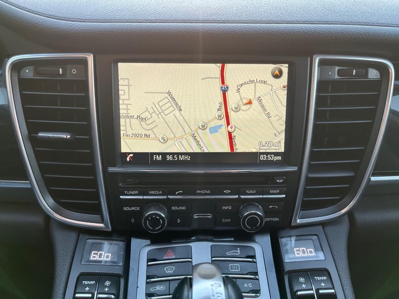 Porsche Panamera Vehicle Full-screen Gallery Image 23