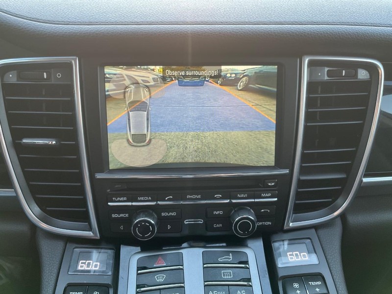 Porsche Panamera Vehicle Full-screen Gallery Image 24