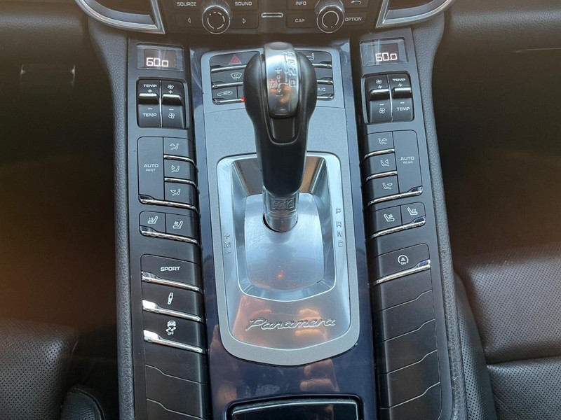 Porsche Panamera Vehicle Full-screen Gallery Image 25