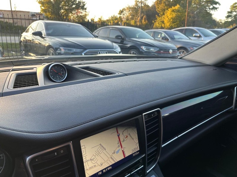 Porsche Panamera Vehicle Full-screen Gallery Image 26