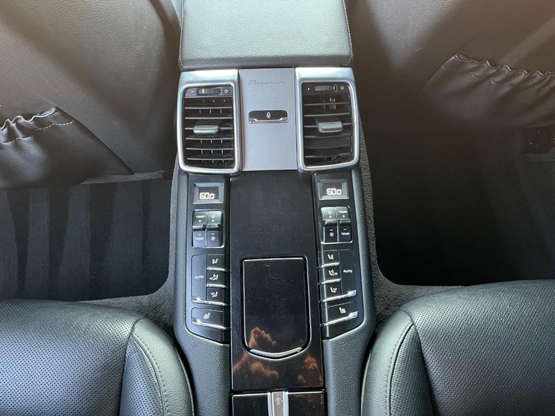 Porsche Panamera Vehicle Full-screen Gallery Image 27