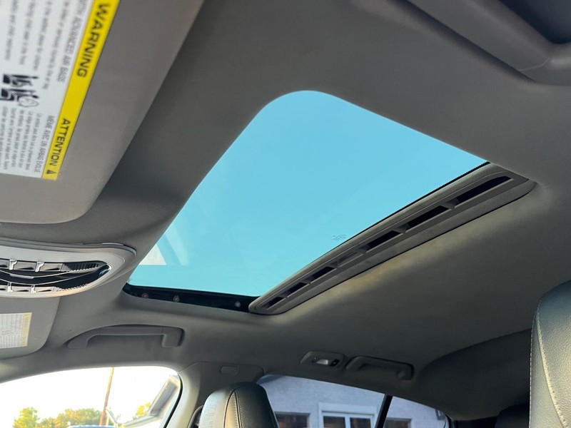 Porsche Panamera Vehicle Full-screen Gallery Image 28