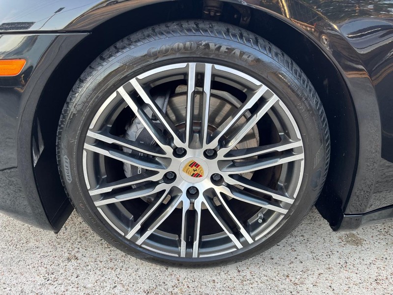 Porsche Panamera Vehicle Full-screen Gallery Image 29