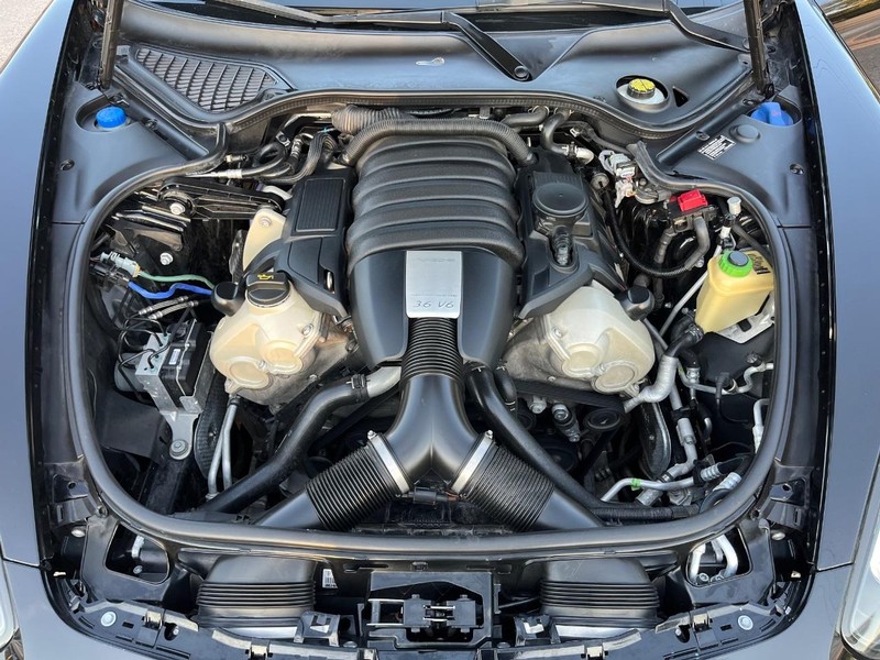 Porsche Panamera Vehicle Full-screen Gallery Image 30