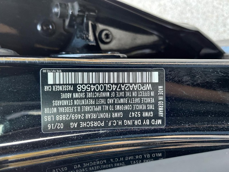 Porsche Panamera Vehicle Full-screen Gallery Image 31