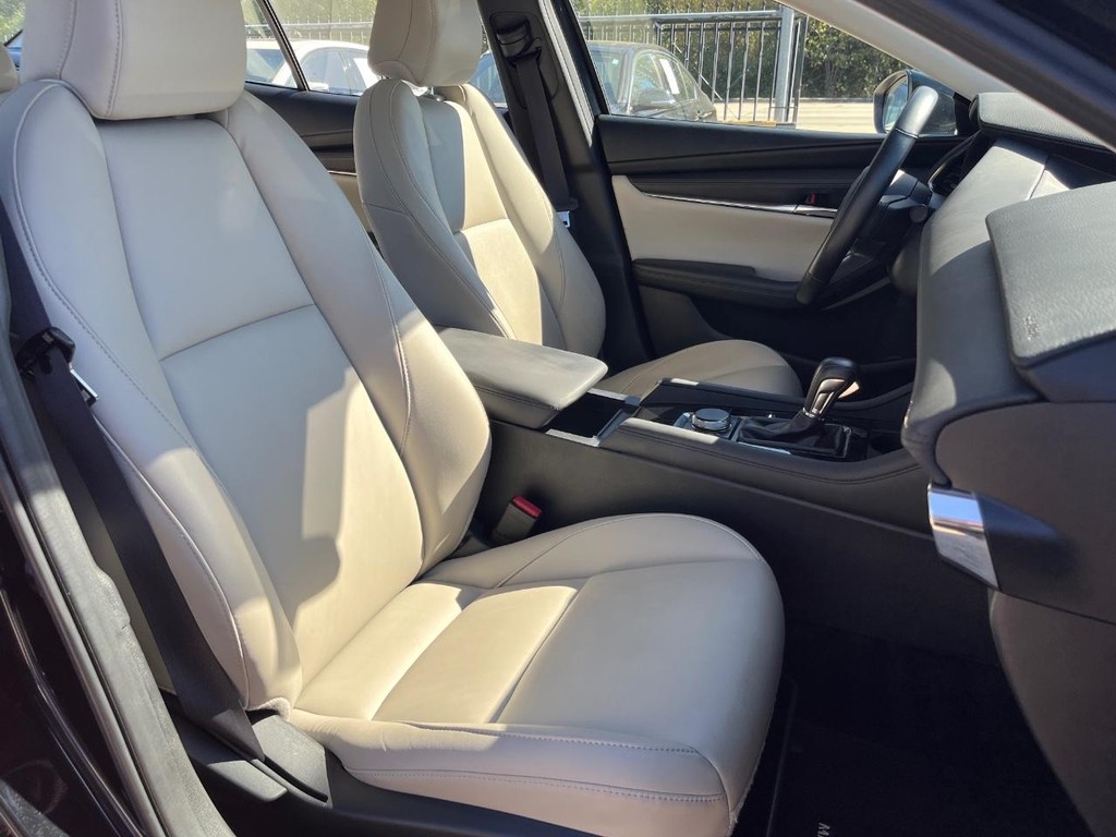 Mazda Mazda3 Sedan Vehicle Full-screen Gallery Image 14