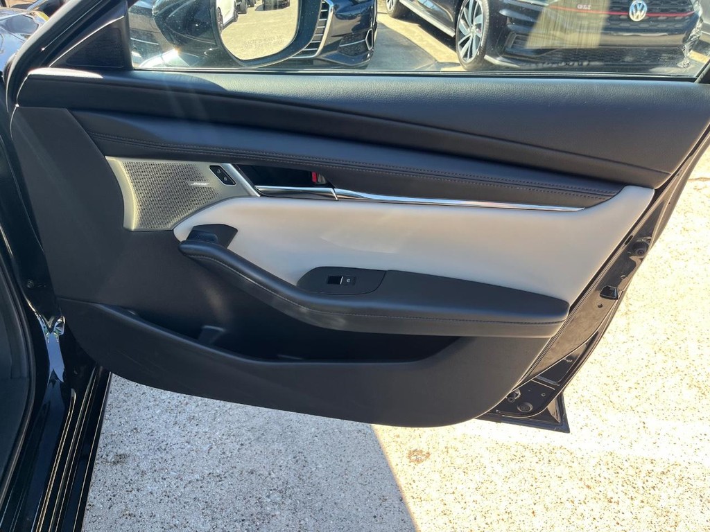 Mazda Mazda3 Sedan Vehicle Full-screen Gallery Image 15