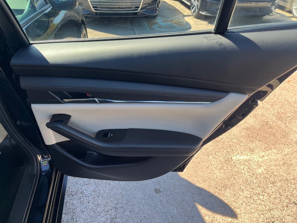 Mazda Mazda3 Sedan Vehicle Full-screen Gallery Image 17