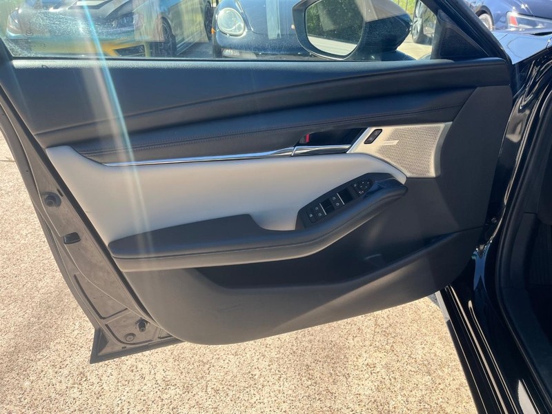 Mazda Mazda3 Sedan Vehicle Full-screen Gallery Image 12