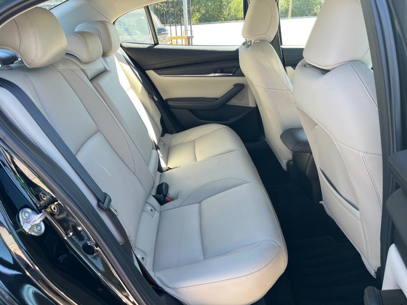 Mazda Mazda3 Sedan Vehicle Full-screen Gallery Image 16