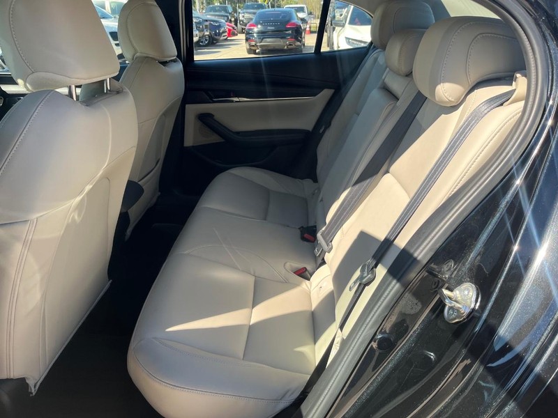 Mazda Mazda3 Sedan Vehicle Full-screen Gallery Image 18