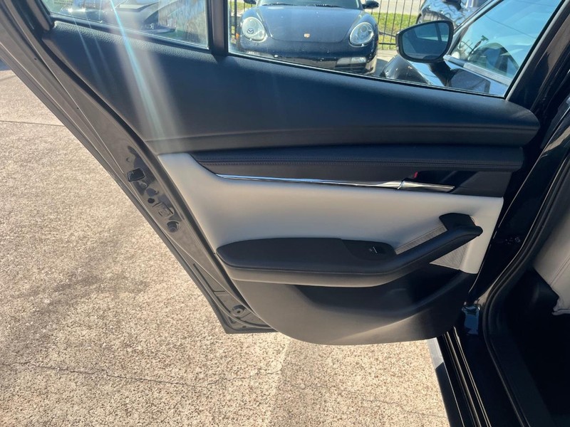 Mazda Mazda3 Sedan Vehicle Full-screen Gallery Image 19