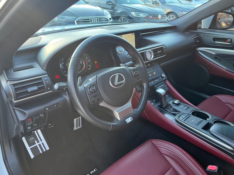 Lexus RC 350 Vehicle Full-screen Gallery Image 10