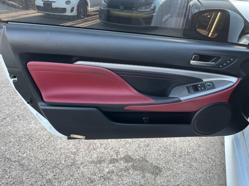 Lexus RC 350 Vehicle Full-screen Gallery Image 11