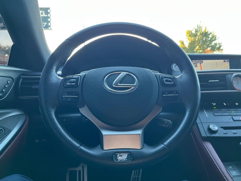 Lexus RC 350 Vehicle Full-screen Gallery Image 17