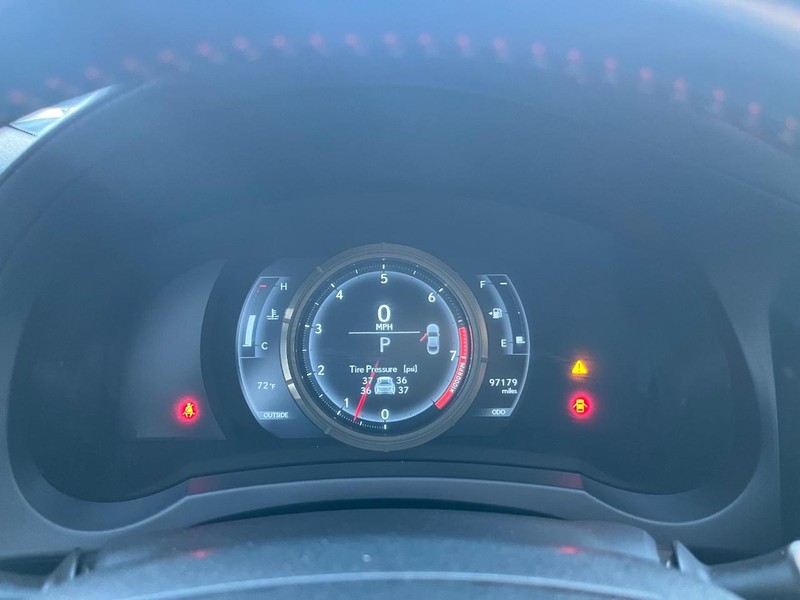 Lexus RC 350 Vehicle Full-screen Gallery Image 18