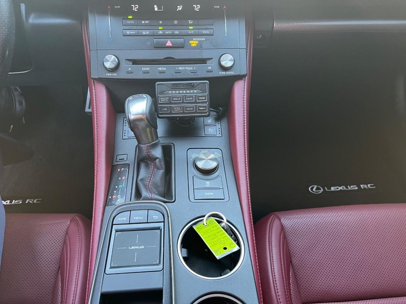 Lexus RC 350 Vehicle Full-screen Gallery Image 22