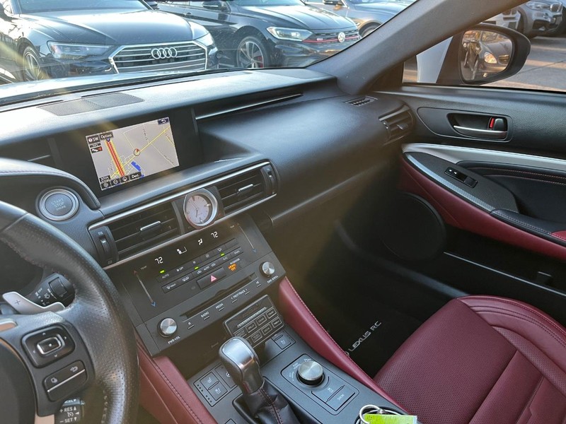 Lexus RC 350 Vehicle Full-screen Gallery Image 23