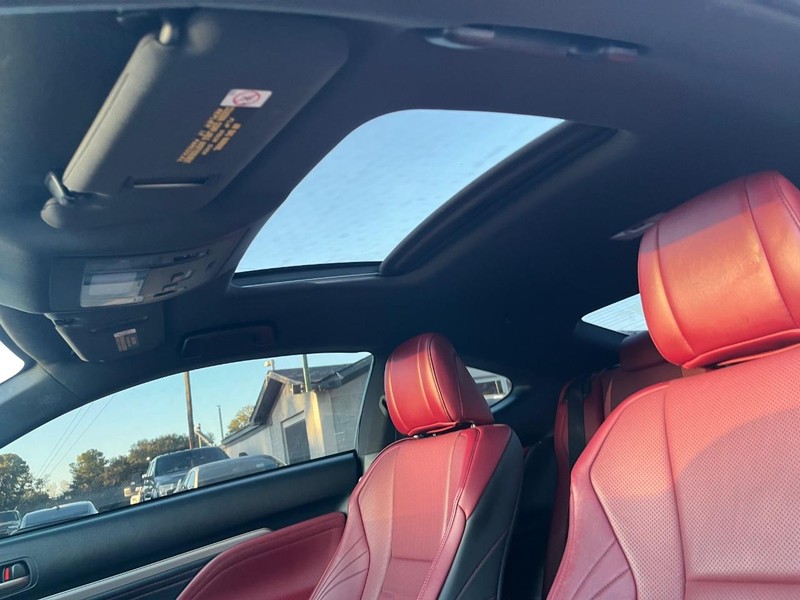 Lexus RC 350 Vehicle Full-screen Gallery Image 24