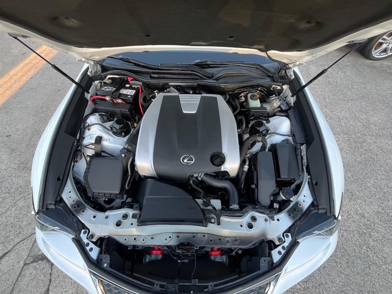 Lexus RC 350 Vehicle Full-screen Gallery Image 26