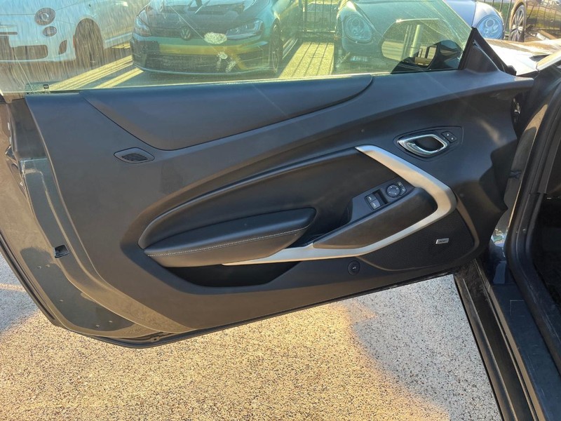 Chevrolet Camaro Vehicle Full-screen Gallery Image 12