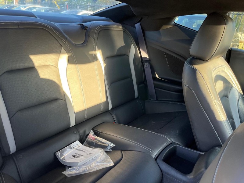 Chevrolet Camaro Vehicle Full-screen Gallery Image 16