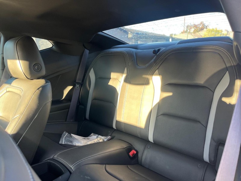 Chevrolet Camaro Vehicle Full-screen Gallery Image 17