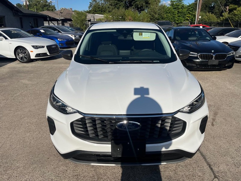 Ford Escape Vehicle Full-screen Gallery Image 03