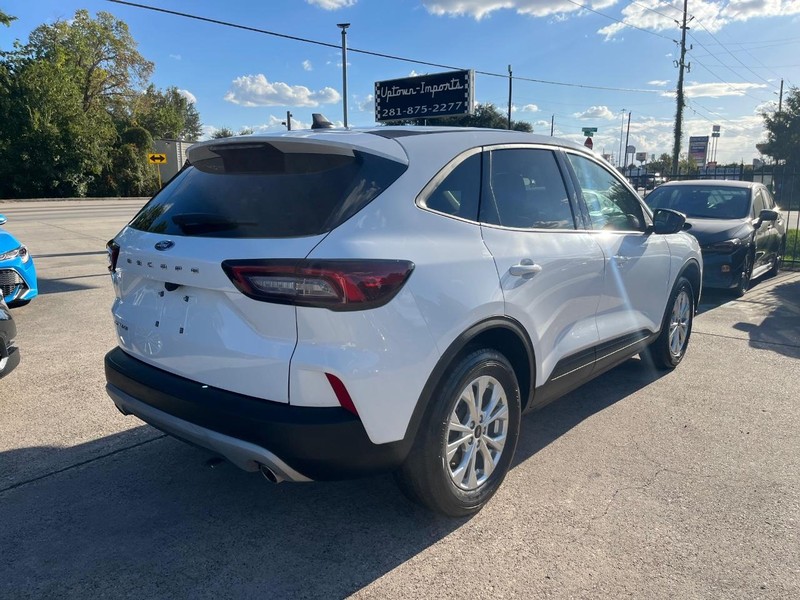 Ford Escape Vehicle Full-screen Gallery Image 06