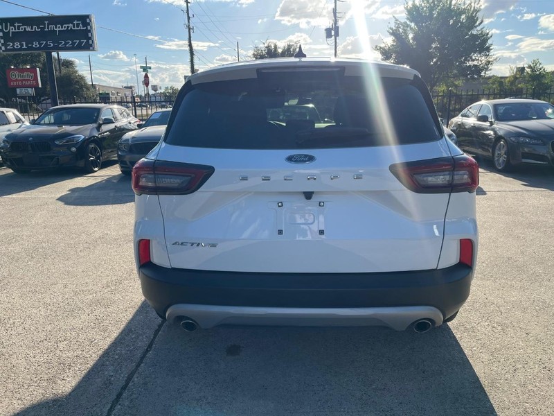 Ford Escape Vehicle Full-screen Gallery Image 07