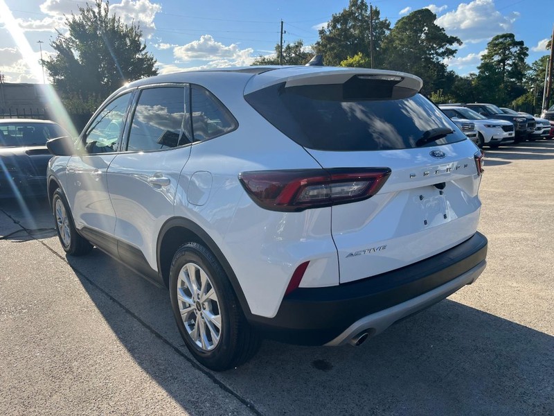 Ford Escape Vehicle Full-screen Gallery Image 08