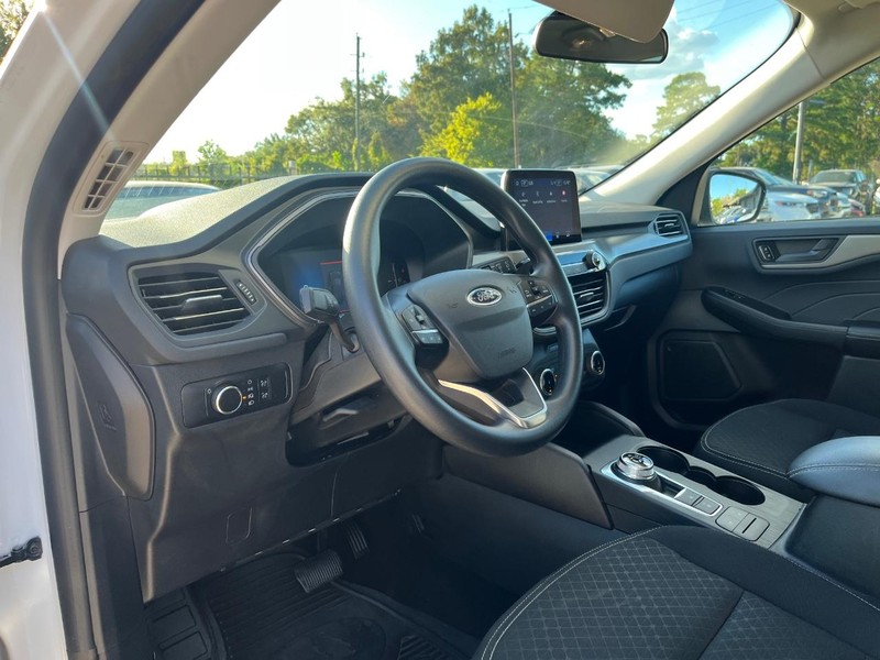 Ford Escape Vehicle Full-screen Gallery Image 10