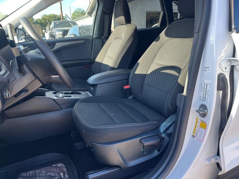 Ford Escape Vehicle Full-screen Gallery Image 11