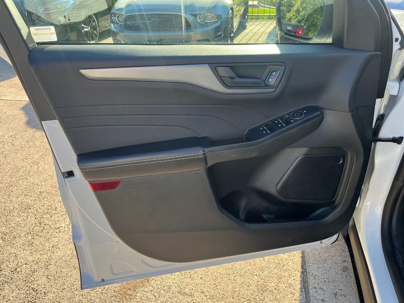 Ford Escape Vehicle Full-screen Gallery Image 12