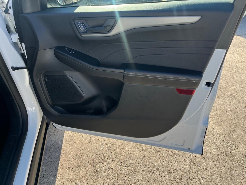 Ford Escape Vehicle Full-screen Gallery Image 15