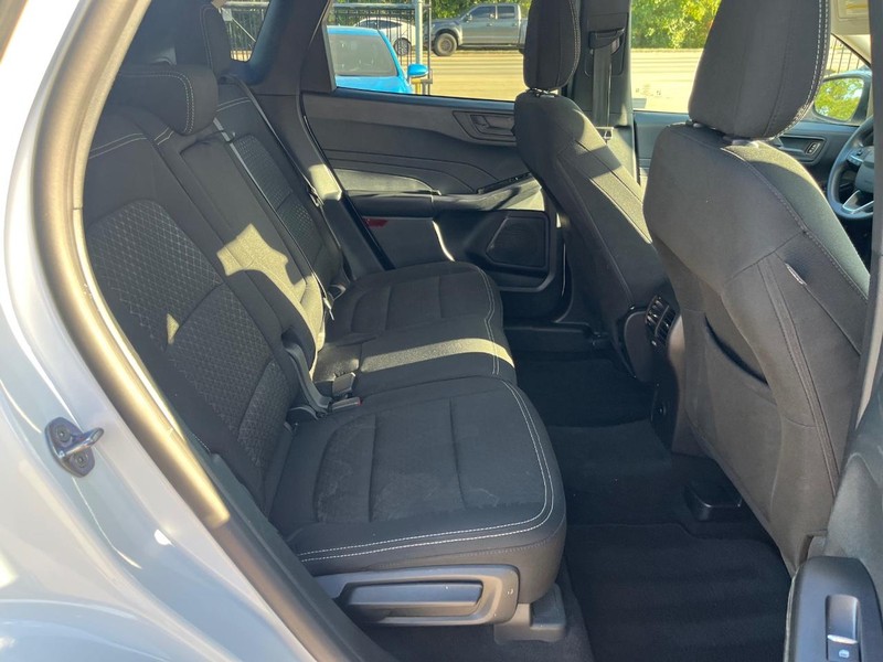 Ford Escape Vehicle Full-screen Gallery Image 16