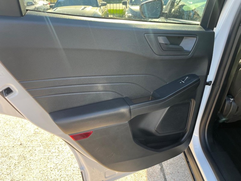 Ford Escape Vehicle Full-screen Gallery Image 17