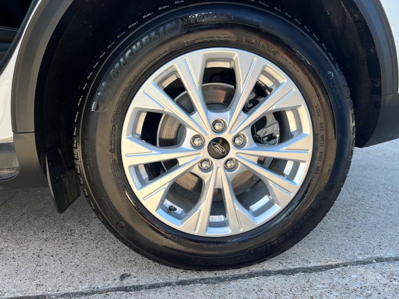 Ford Escape Vehicle Full-screen Gallery Image 20